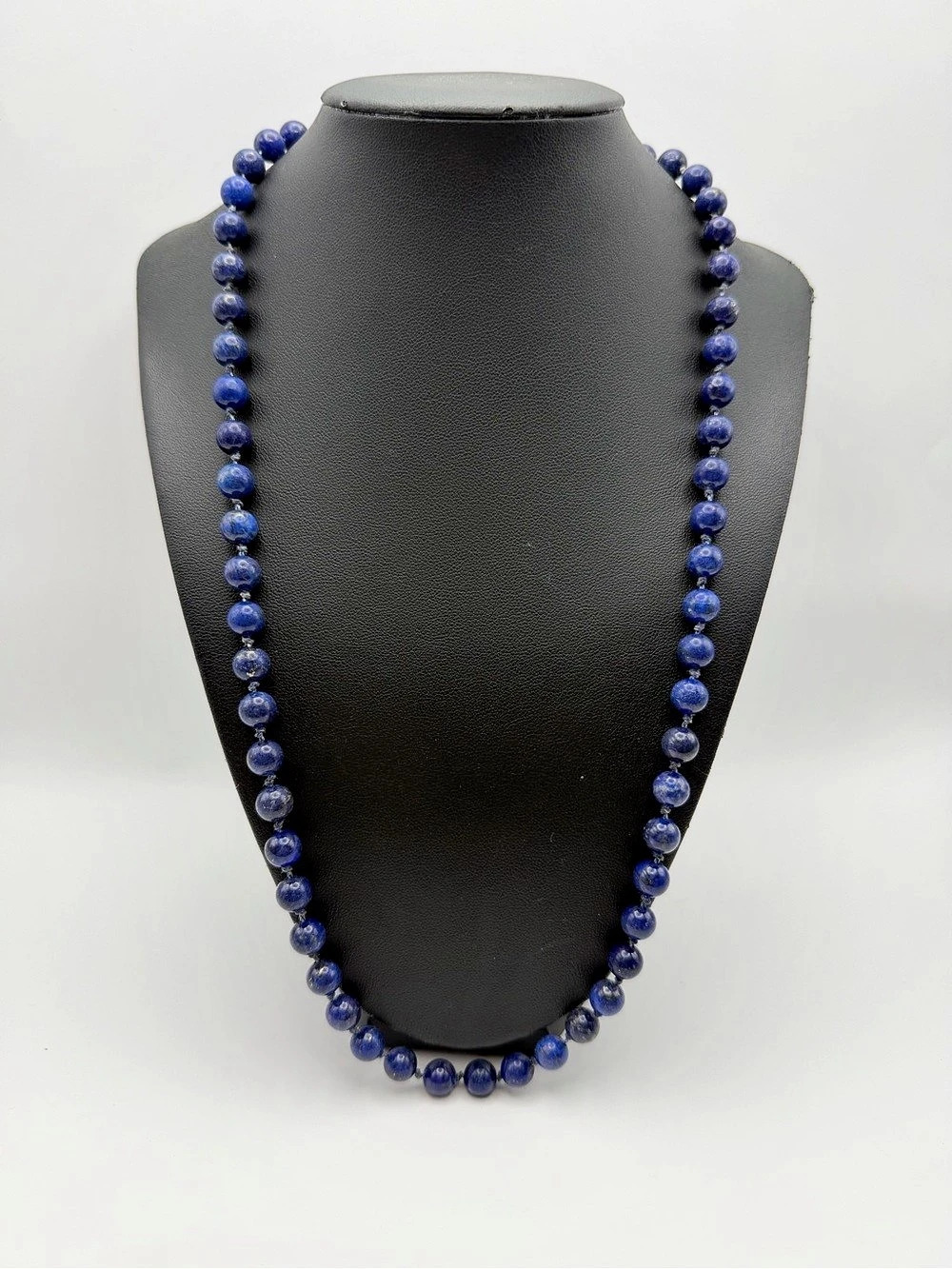Vintage 14k blue lapis lazuli round hand knotted necklace